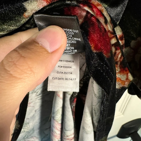 Torrid Off the Should Dark Romance Velvet Floral Top Bell Sleeve size 4x - Picture 7 of 9